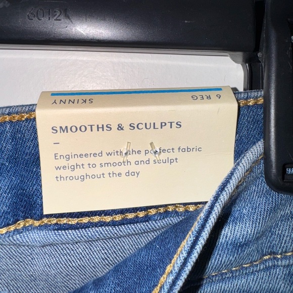 Universal Thread Blue Skinny Jeans with Two-Tone Design - Picture 4 of 6